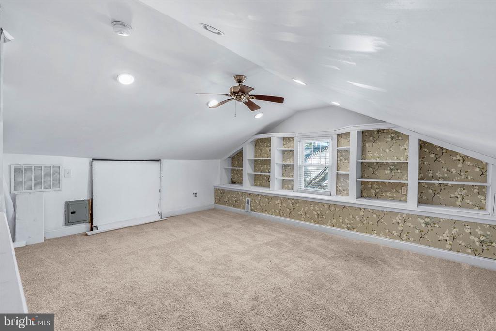 637 COUNTRY CLUB LANE