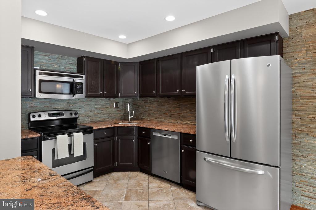 4503 FOX POINTE COURT 4503
