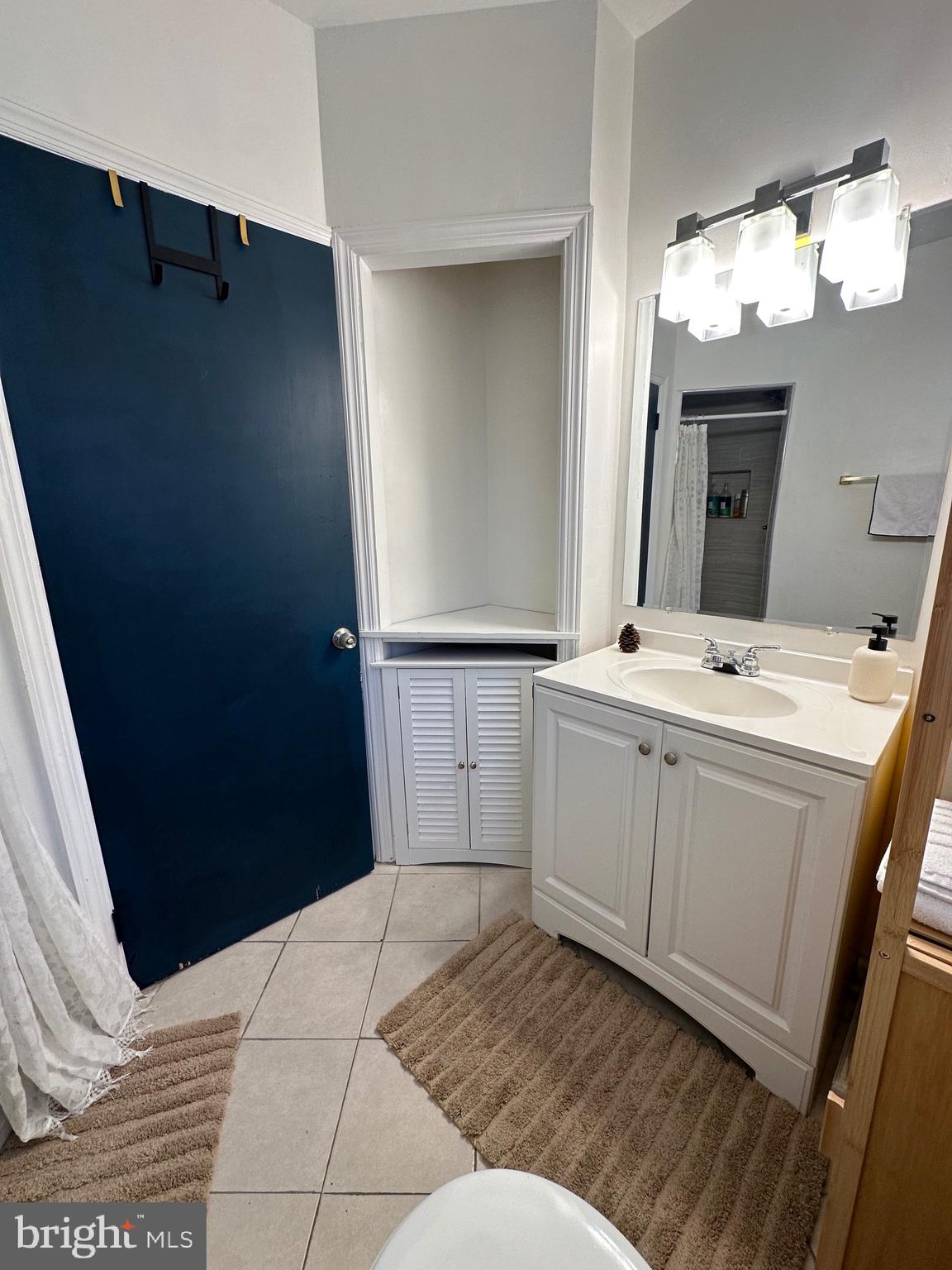 221 W CHESTER PIKE B