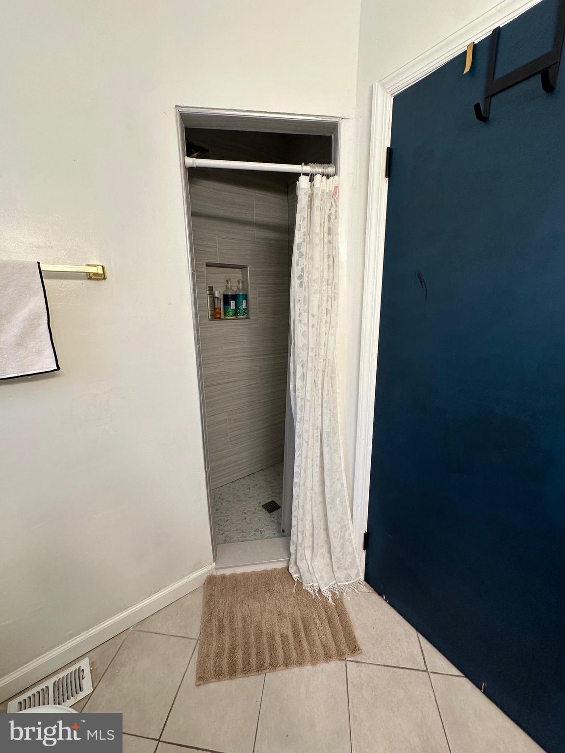 221 W CHESTER PIKE B