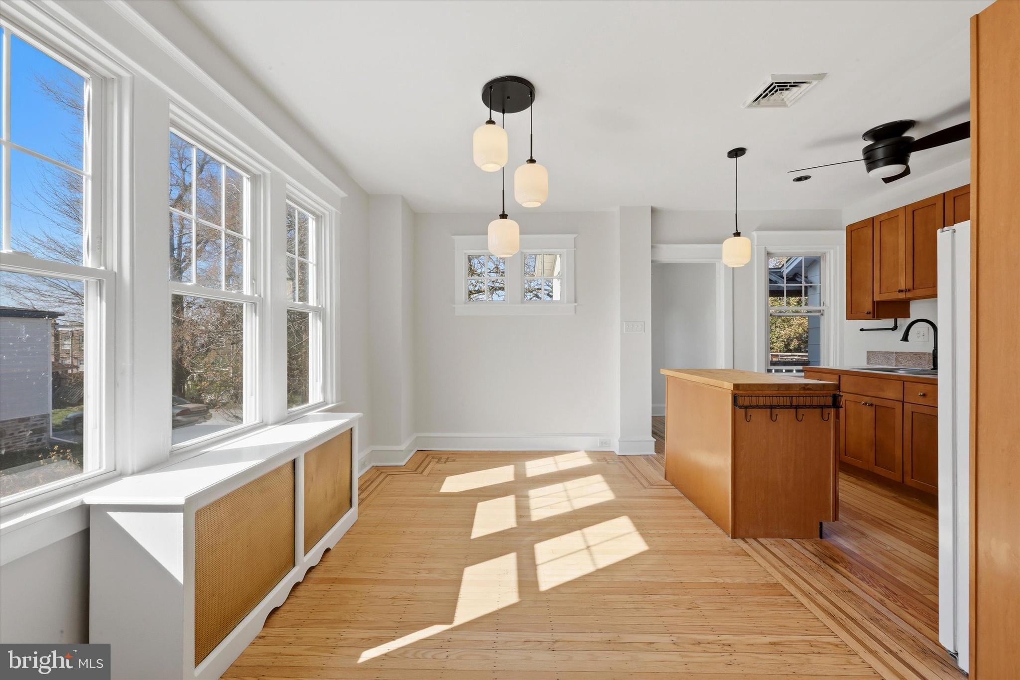 7864 BEVERLY BOULEVARD