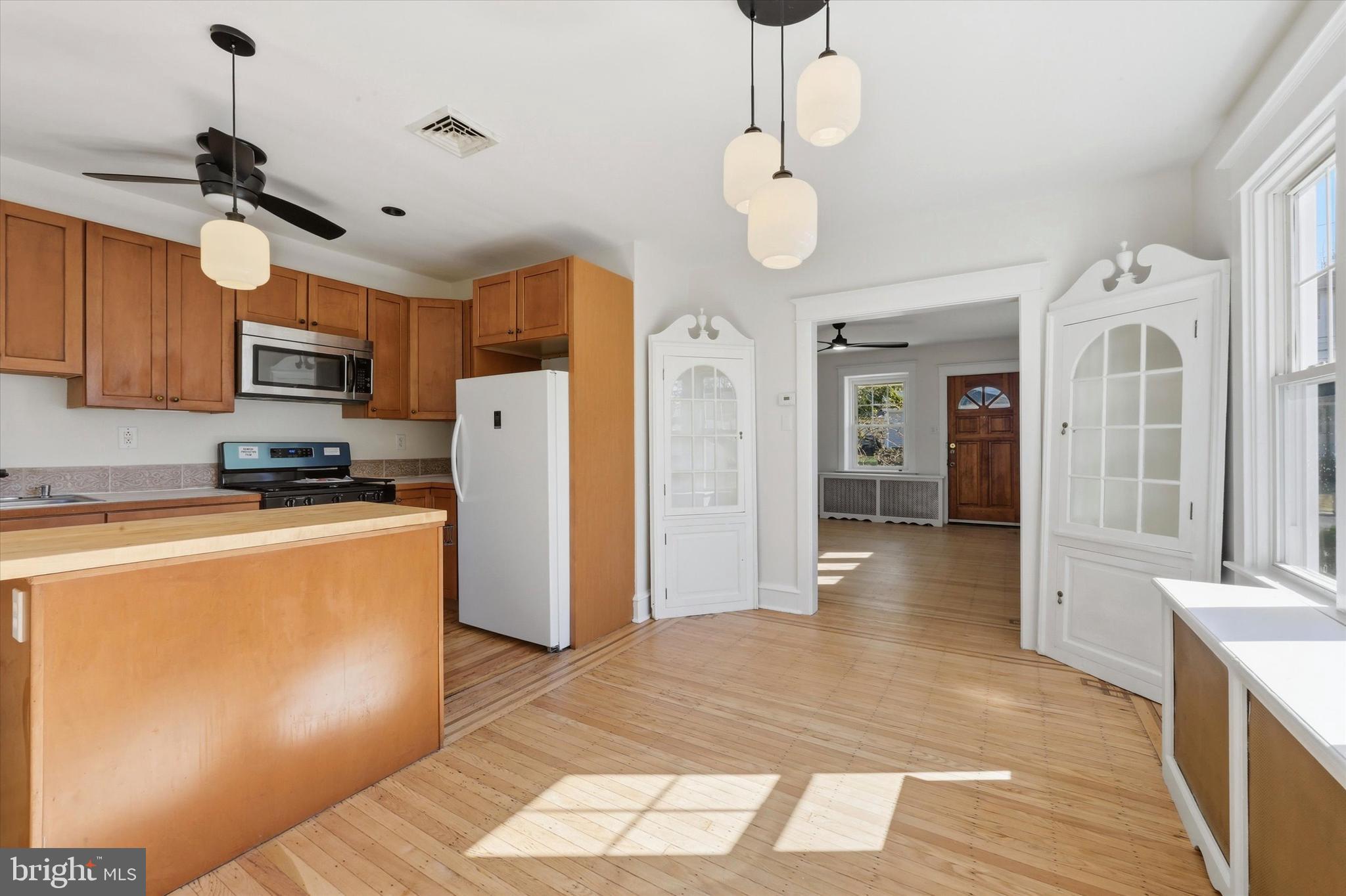 7864 BEVERLY BOULEVARD