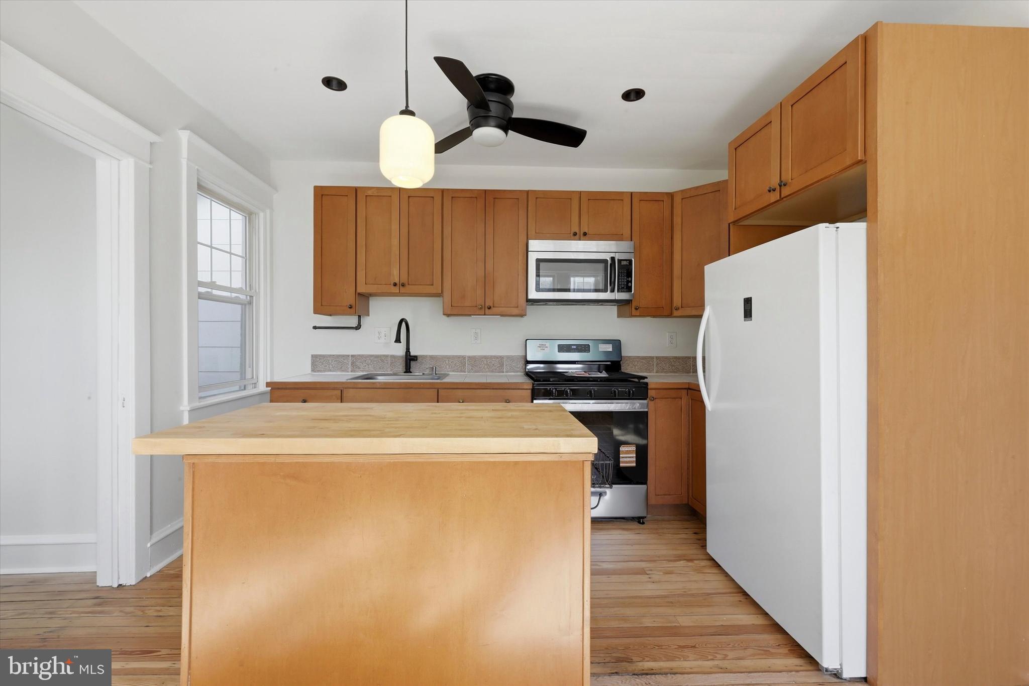 7864 BEVERLY BOULEVARD