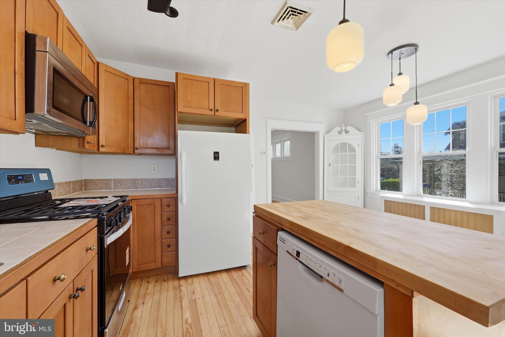 7864 BEVERLY BOULEVARD