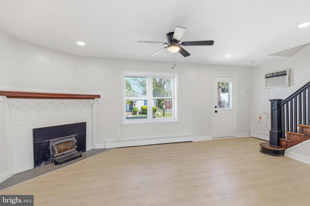 102 E OAK LANE