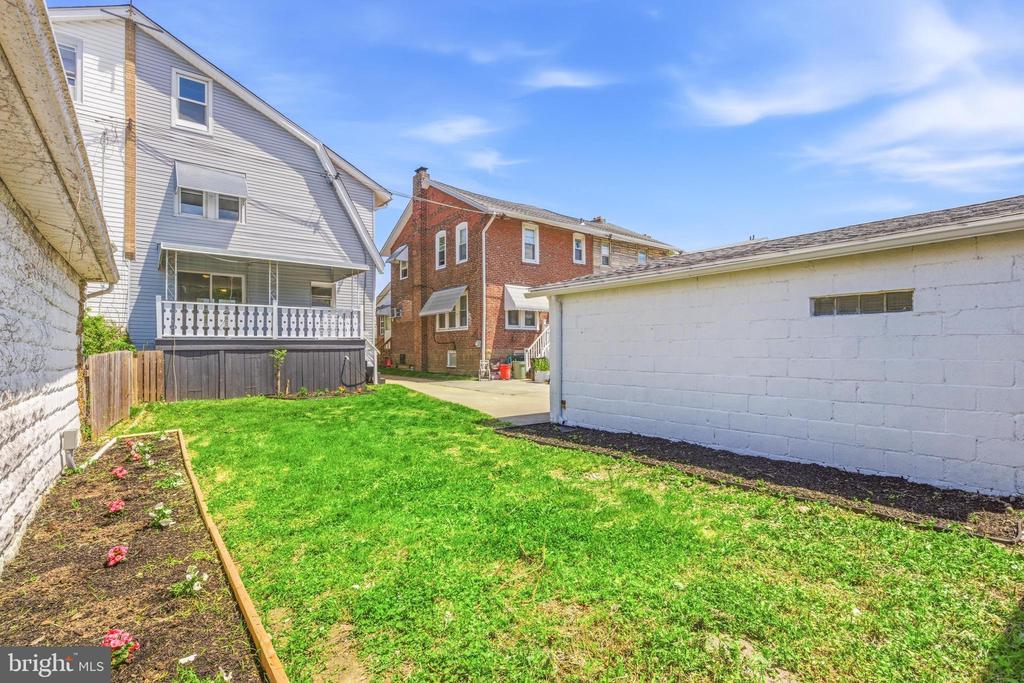 102 E OAK LANE