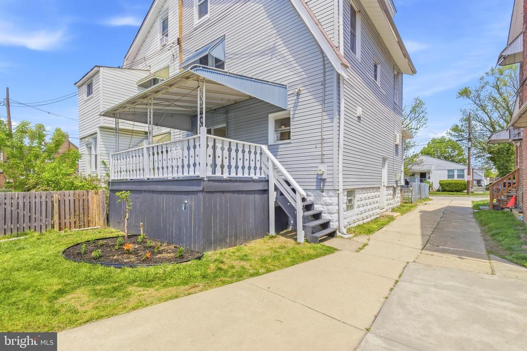 102 E OAK LANE