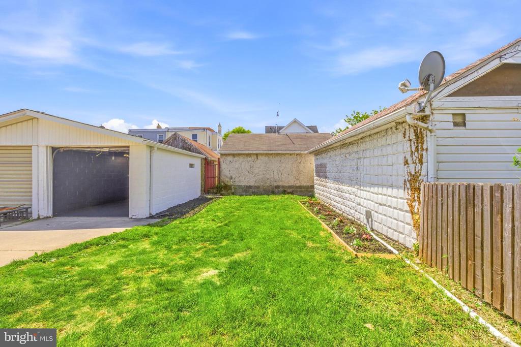 102 E OAK LANE