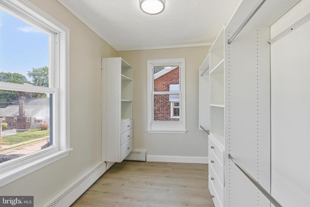 102 E OAK LANE