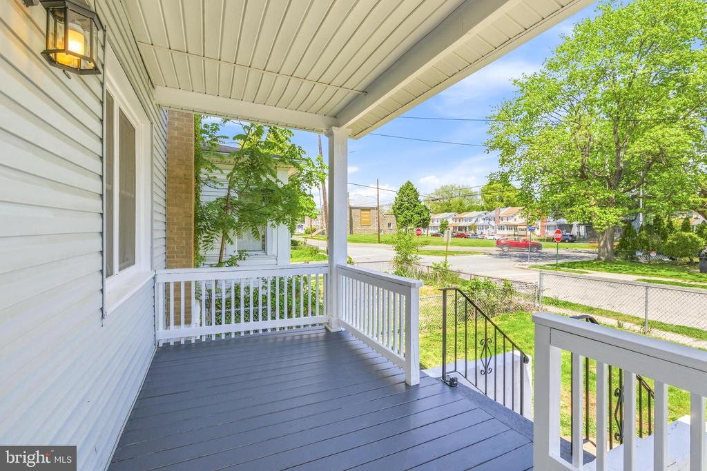 102 E OAK LANE