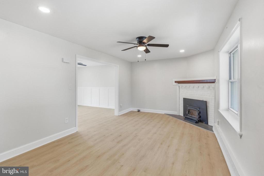 102 E OAK LANE