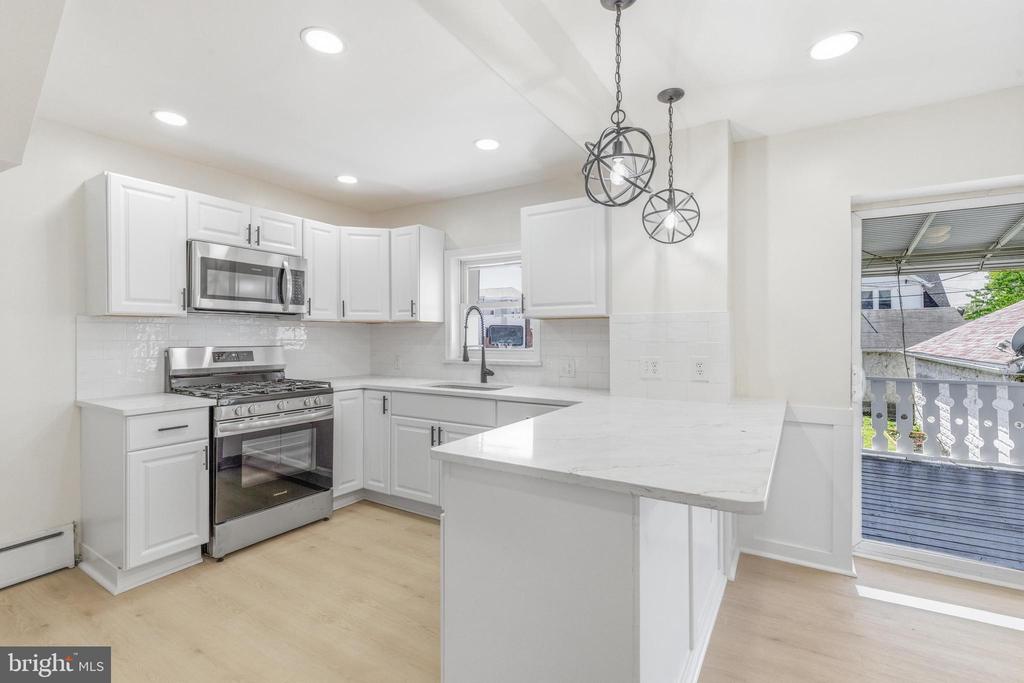 102 E OAK LANE