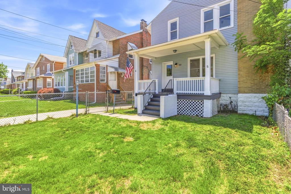 102 E OAK LANE