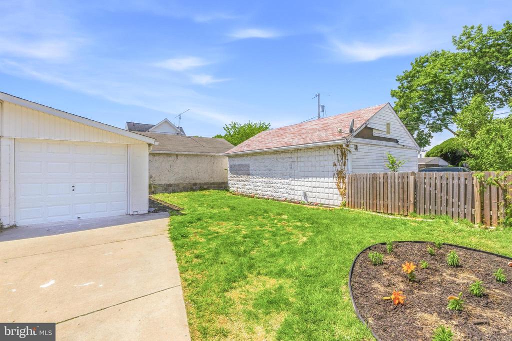 102 E OAK LANE