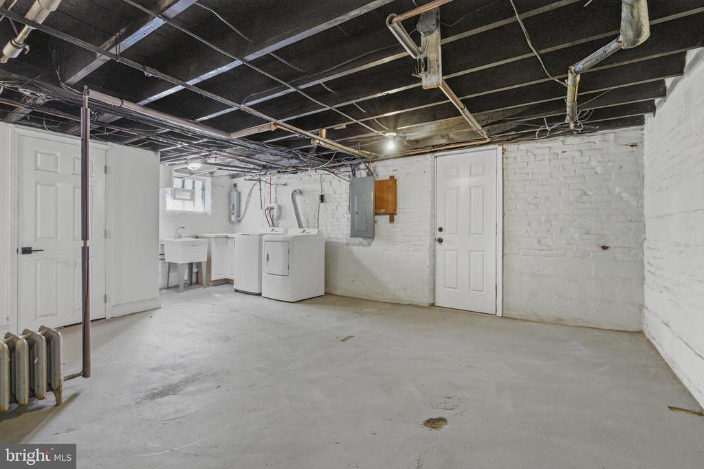 102 E OAK LANE