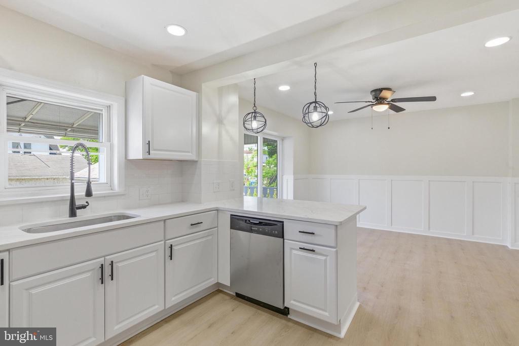 102 E OAK LANE