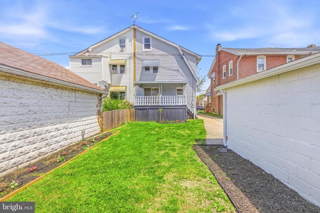 102 E OAK LANE