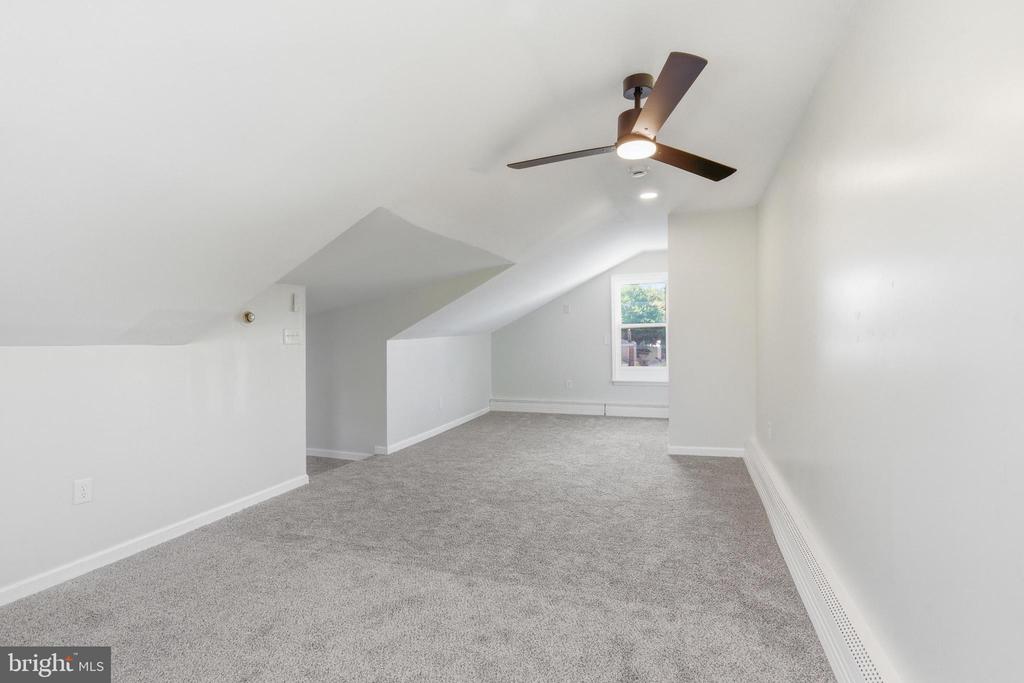 102 E OAK LANE