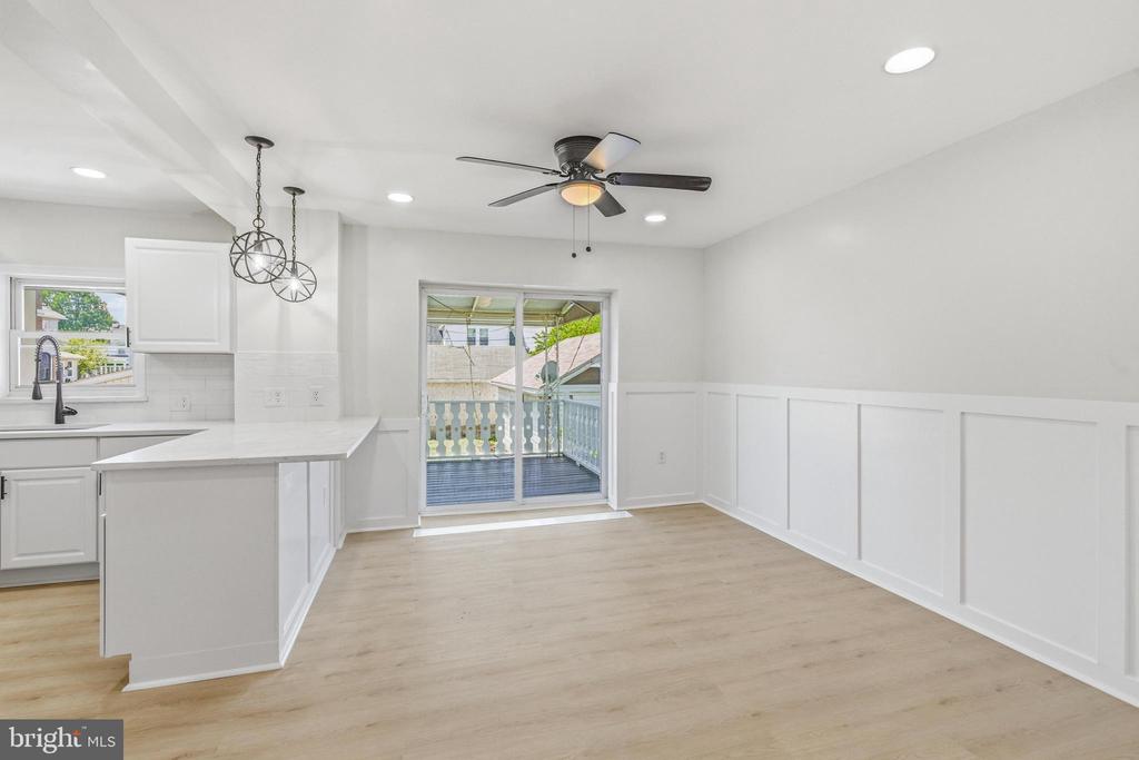 102 E OAK LANE