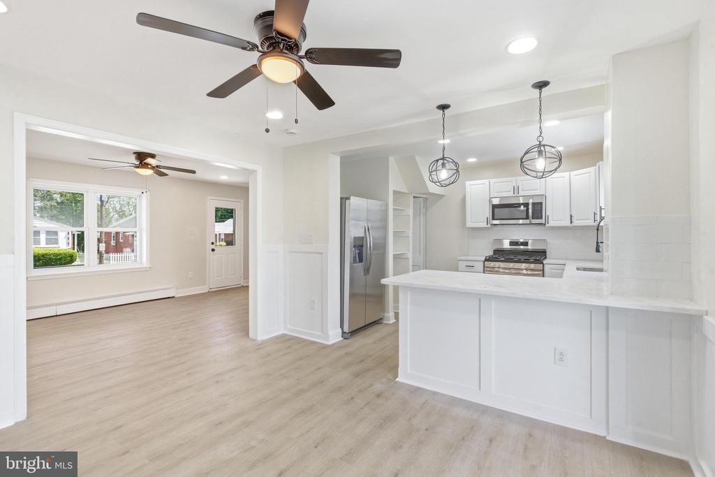 102 E OAK LANE