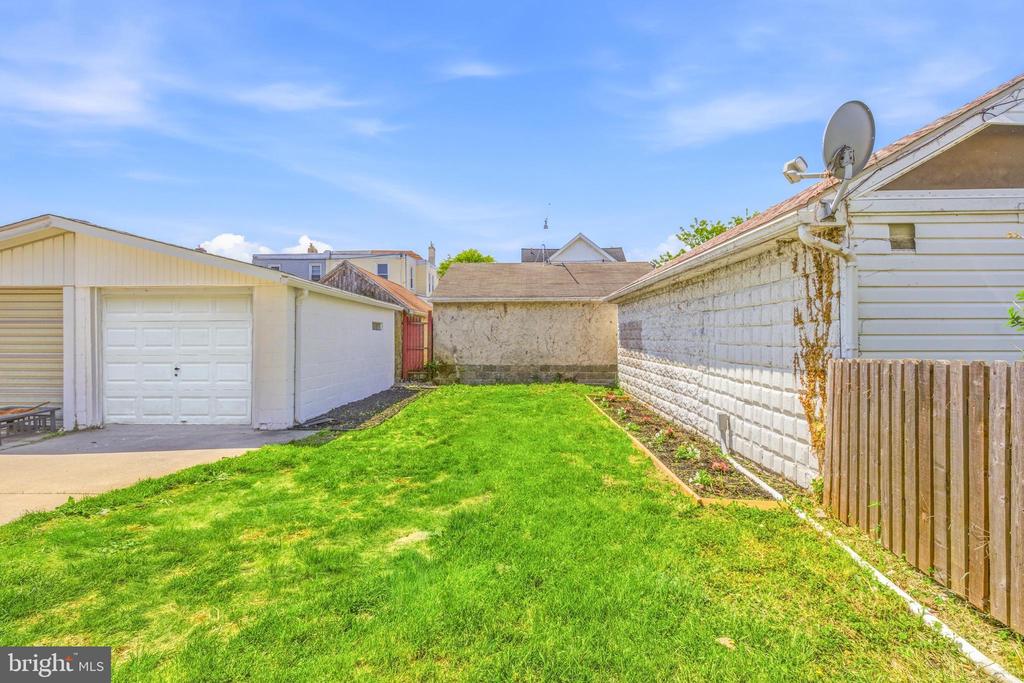 102 E OAK LANE