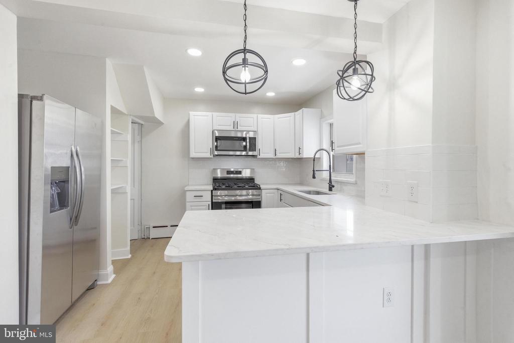 102 E OAK LANE