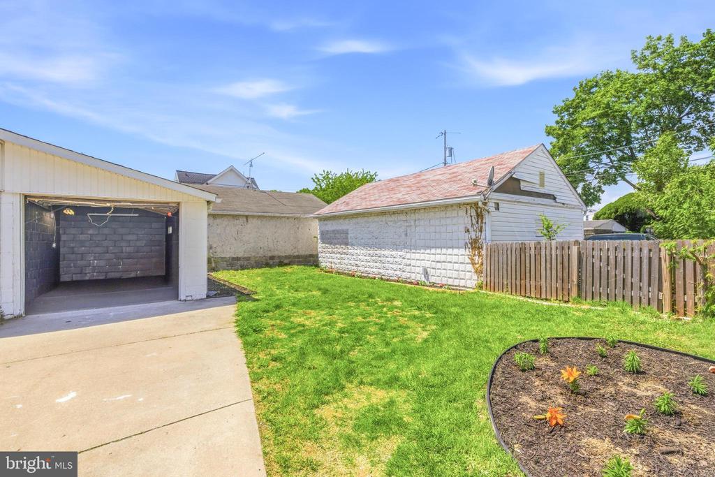 102 E OAK LANE