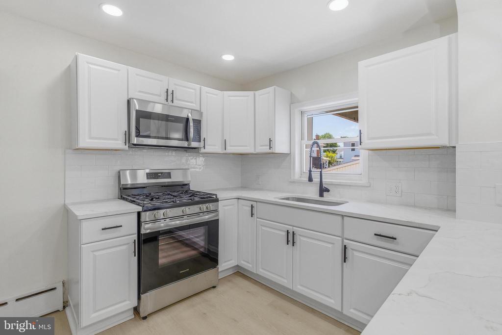 102 E OAK LANE
