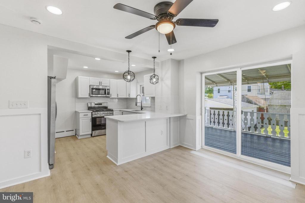 102 E OAK LANE