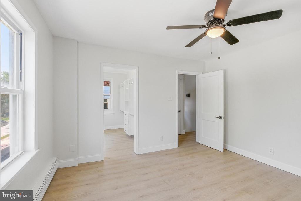 102 E OAK LANE