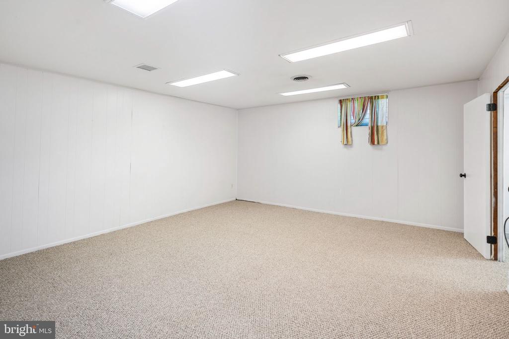 8121 Hammond Rd