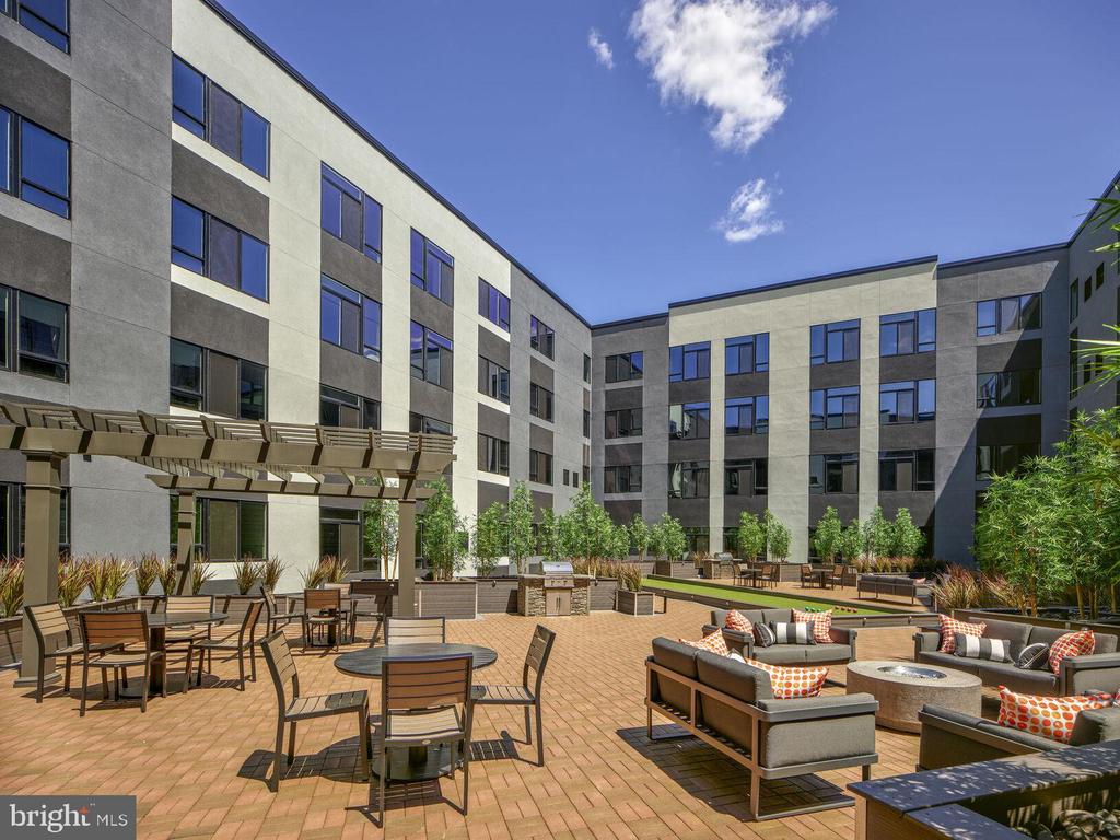 9 PRESIDENTIAL BLVD #1B-317