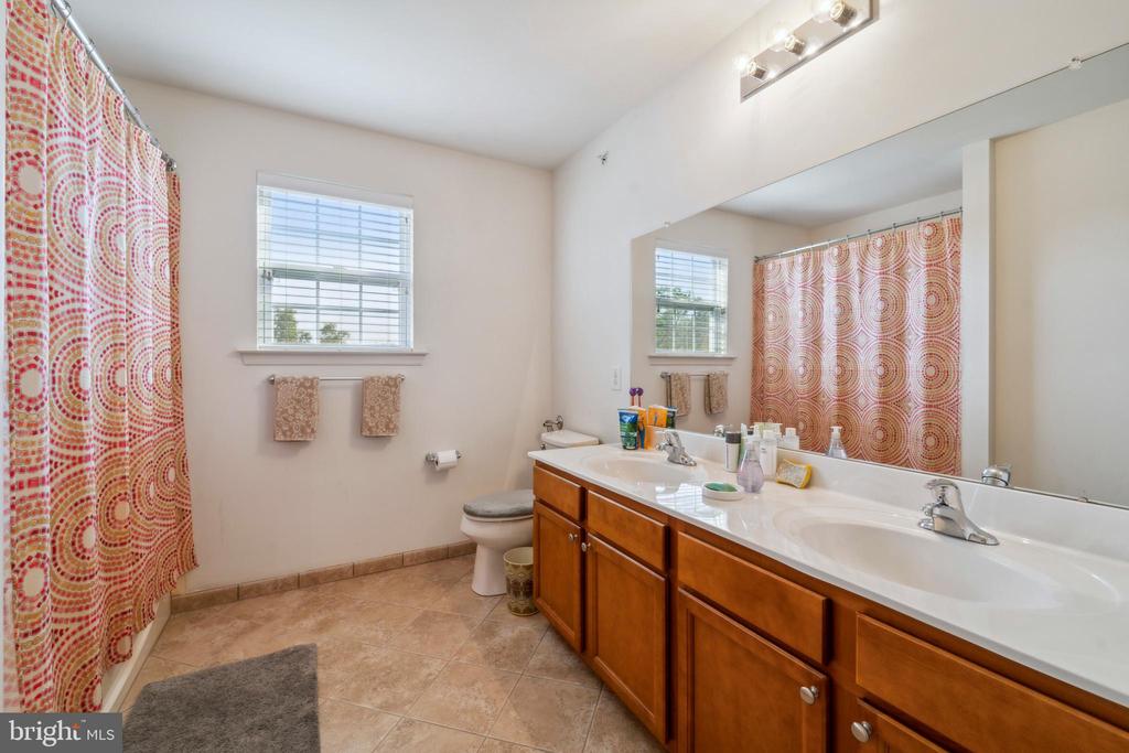 957 Ivy Ln