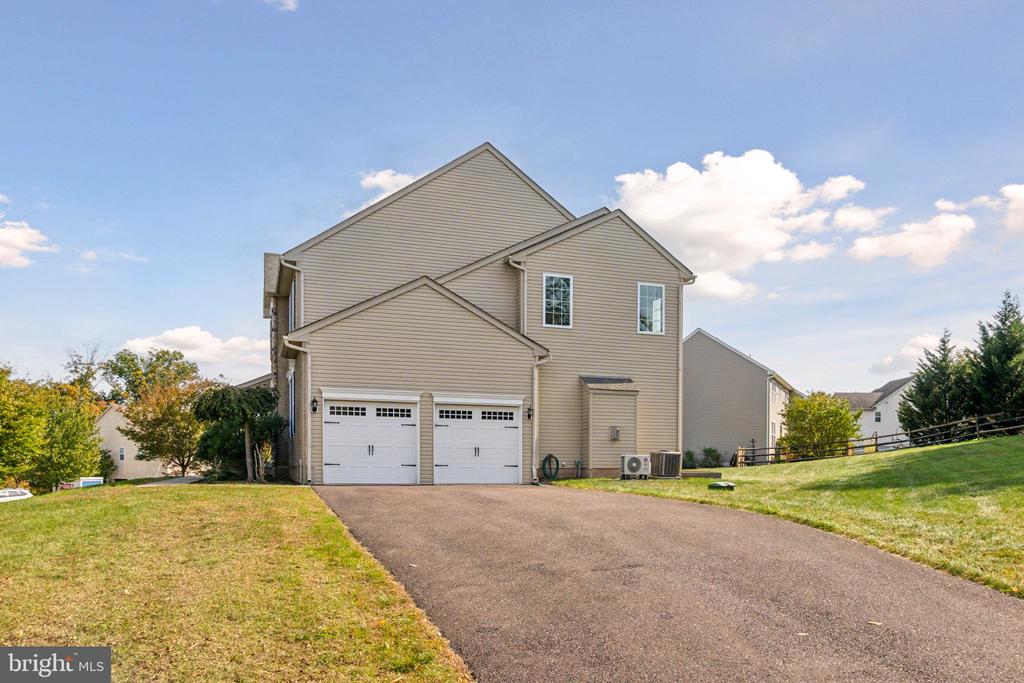 957 Ivy Ln