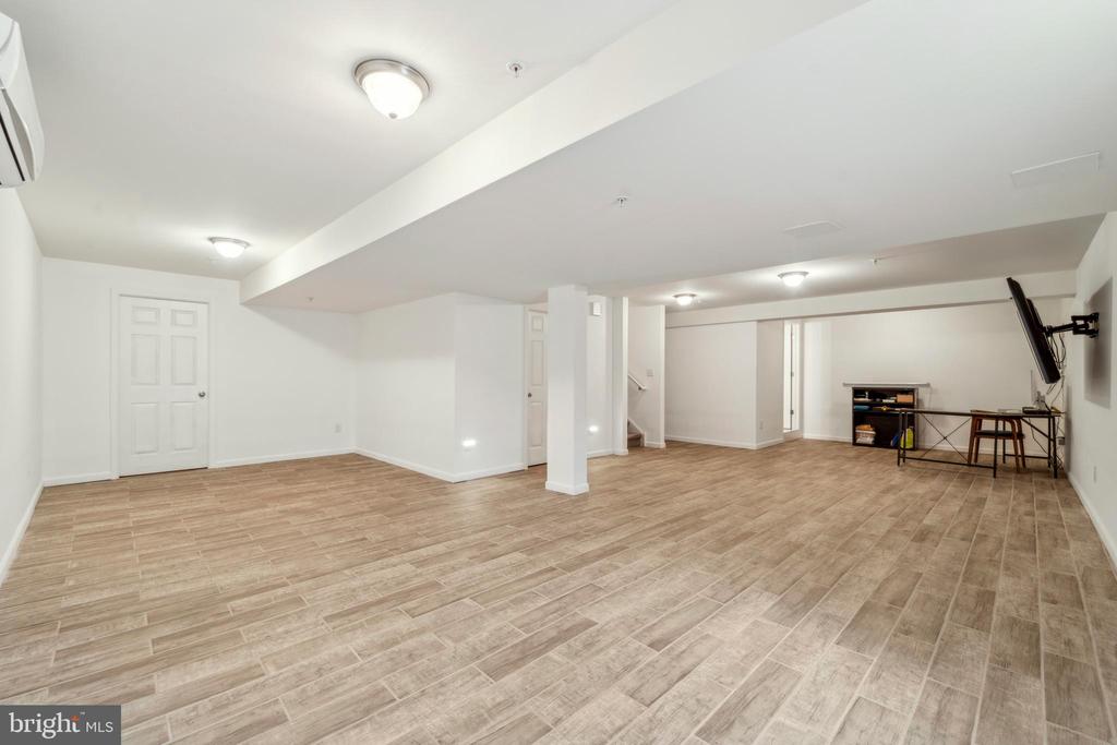 957 Ivy Ln
