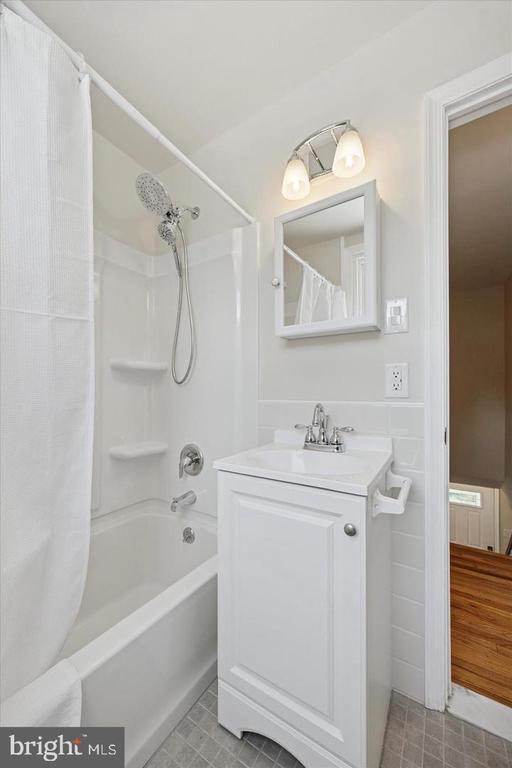 609 LATHAM DR