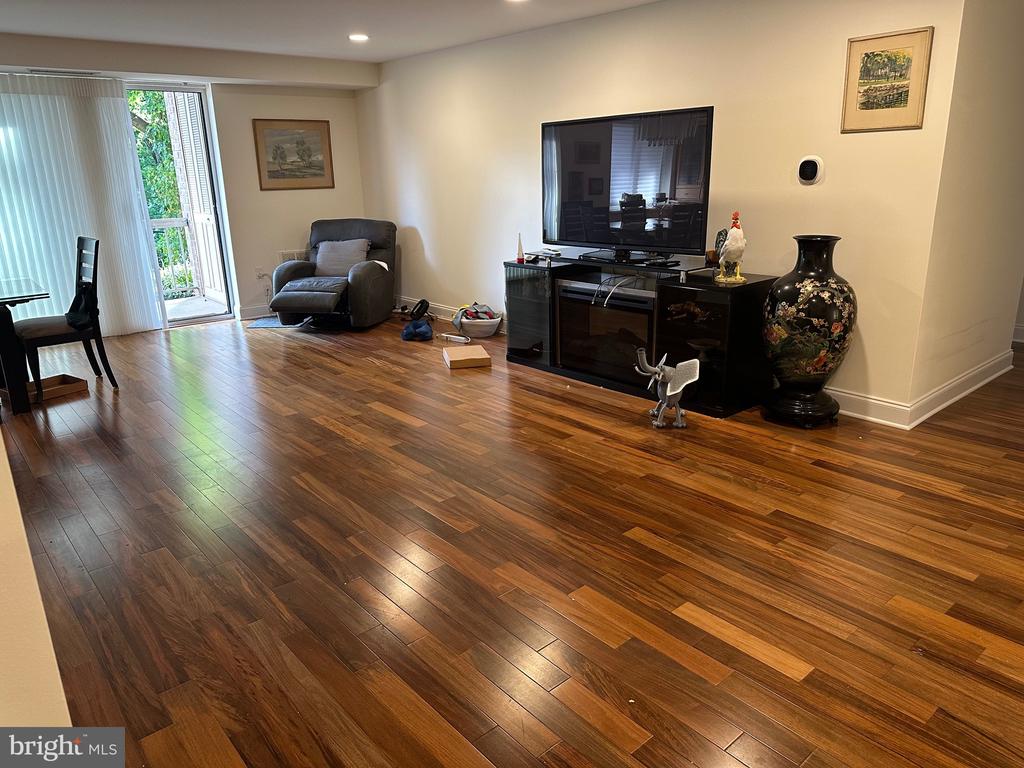 1637 OAKWOOD DRIVE Unit: CONDO 101