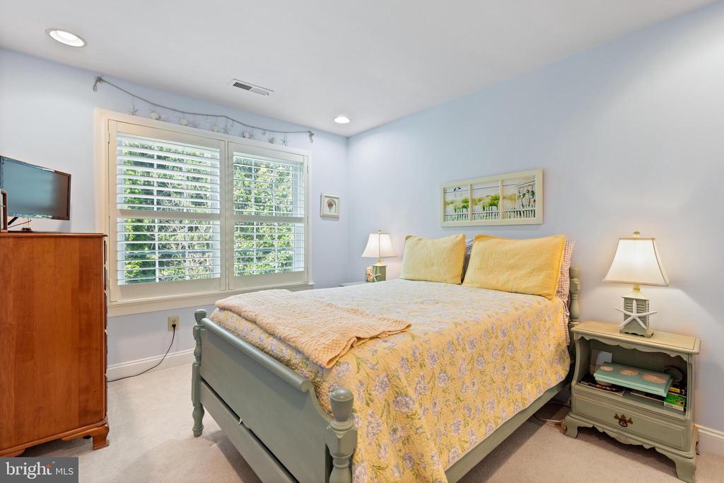 678 GREYCLIFFE LANE