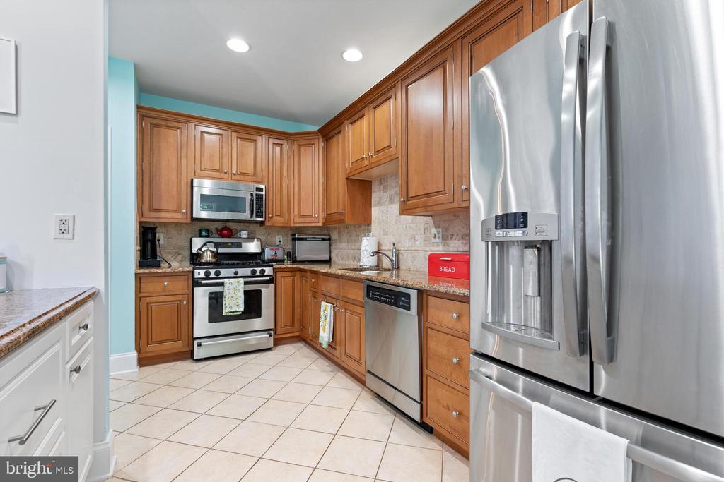 678 GREYCLIFFE LANE