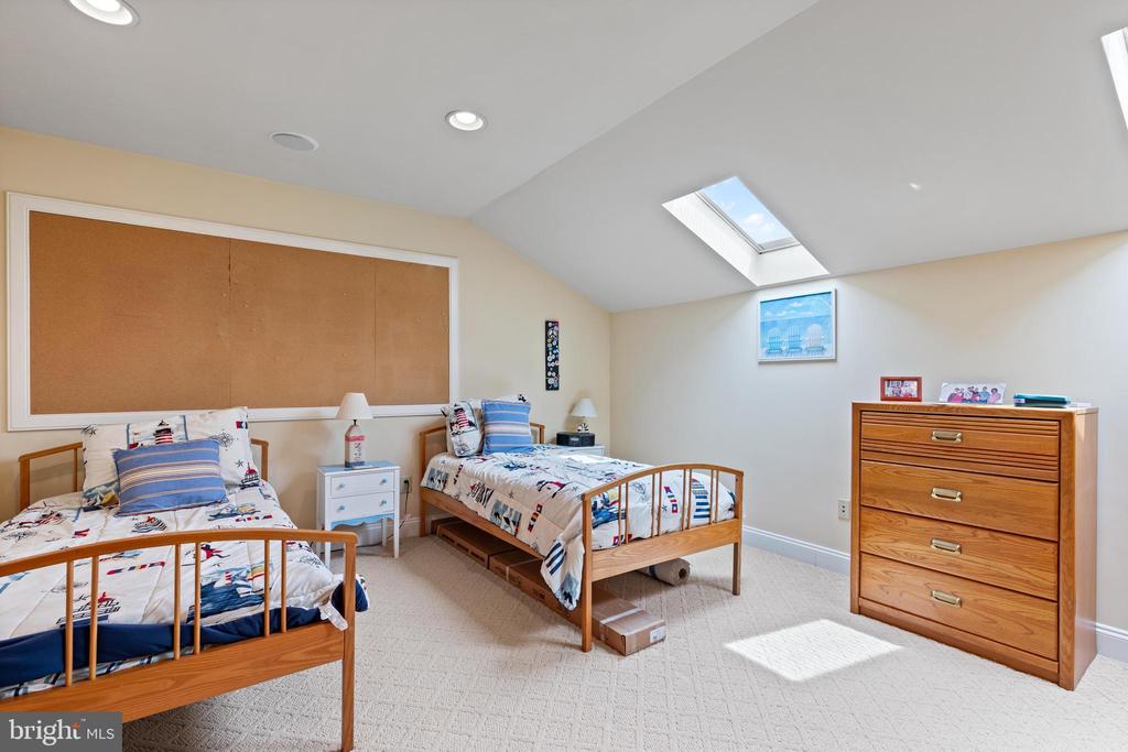 678 GREYCLIFFE LANE