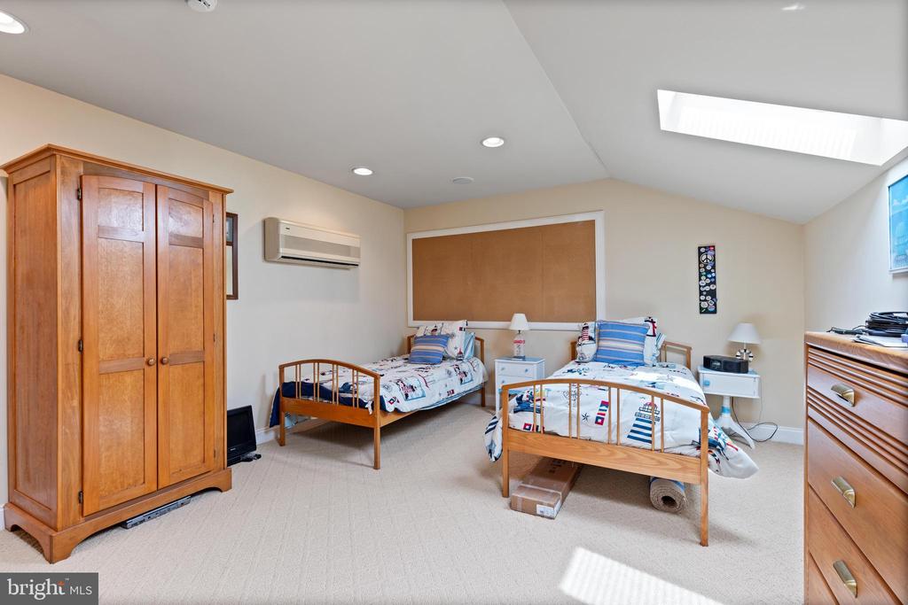 678 GREYCLIFFE LANE