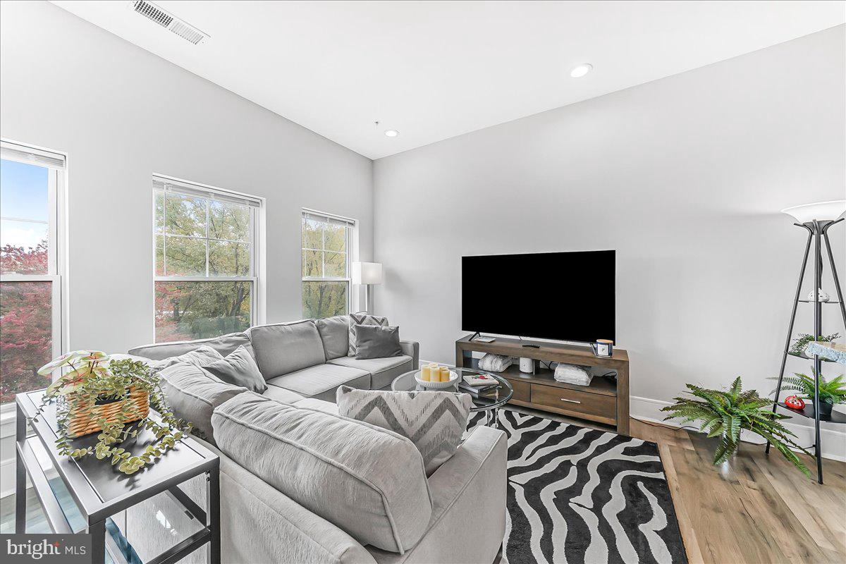 537 APPLE STREET 302