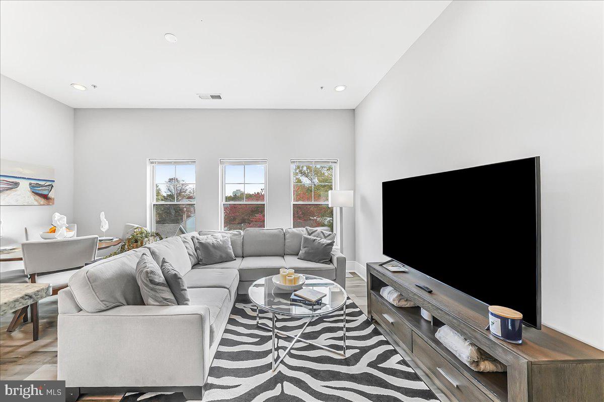 537 APPLE STREET 302