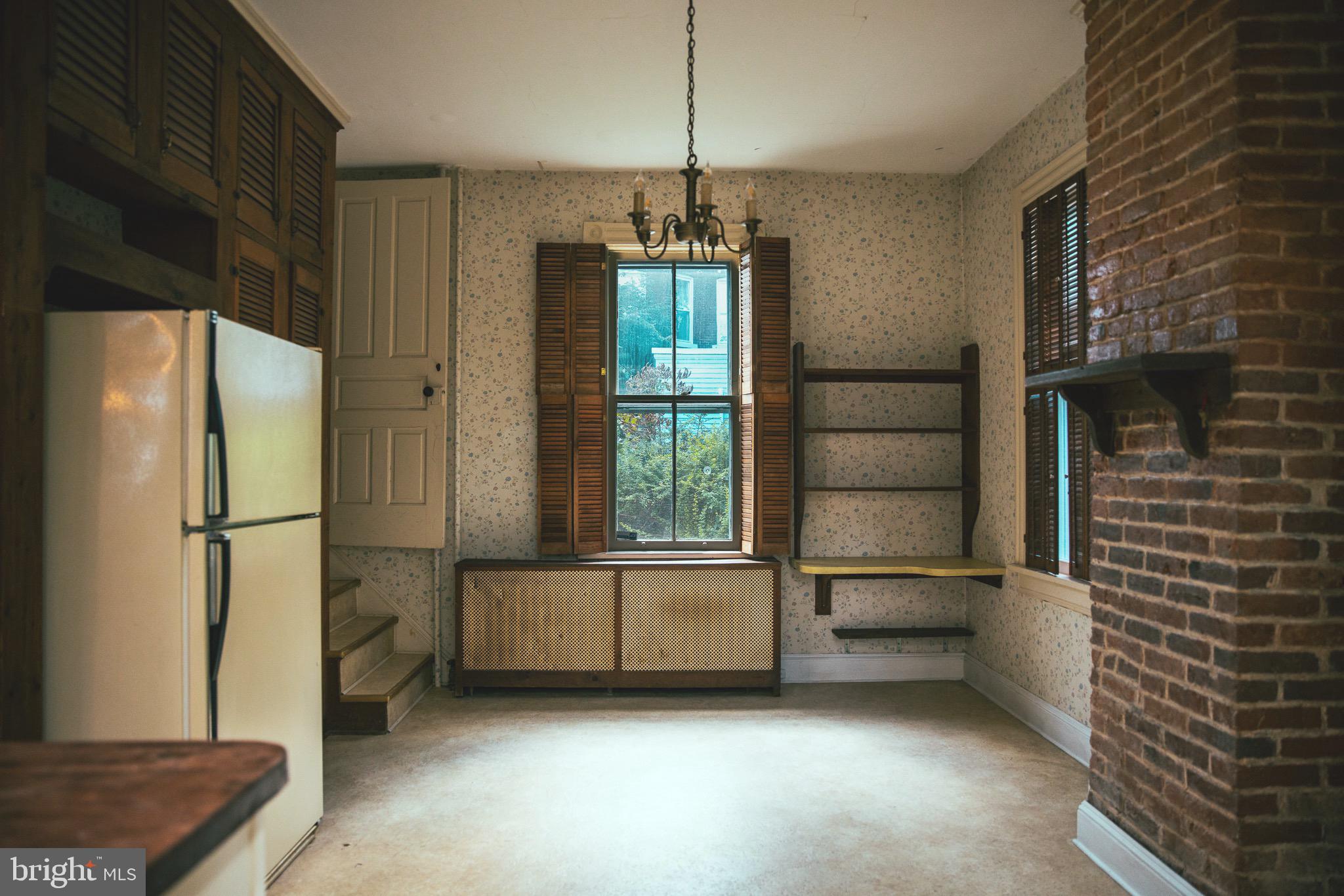 215 E Wall St