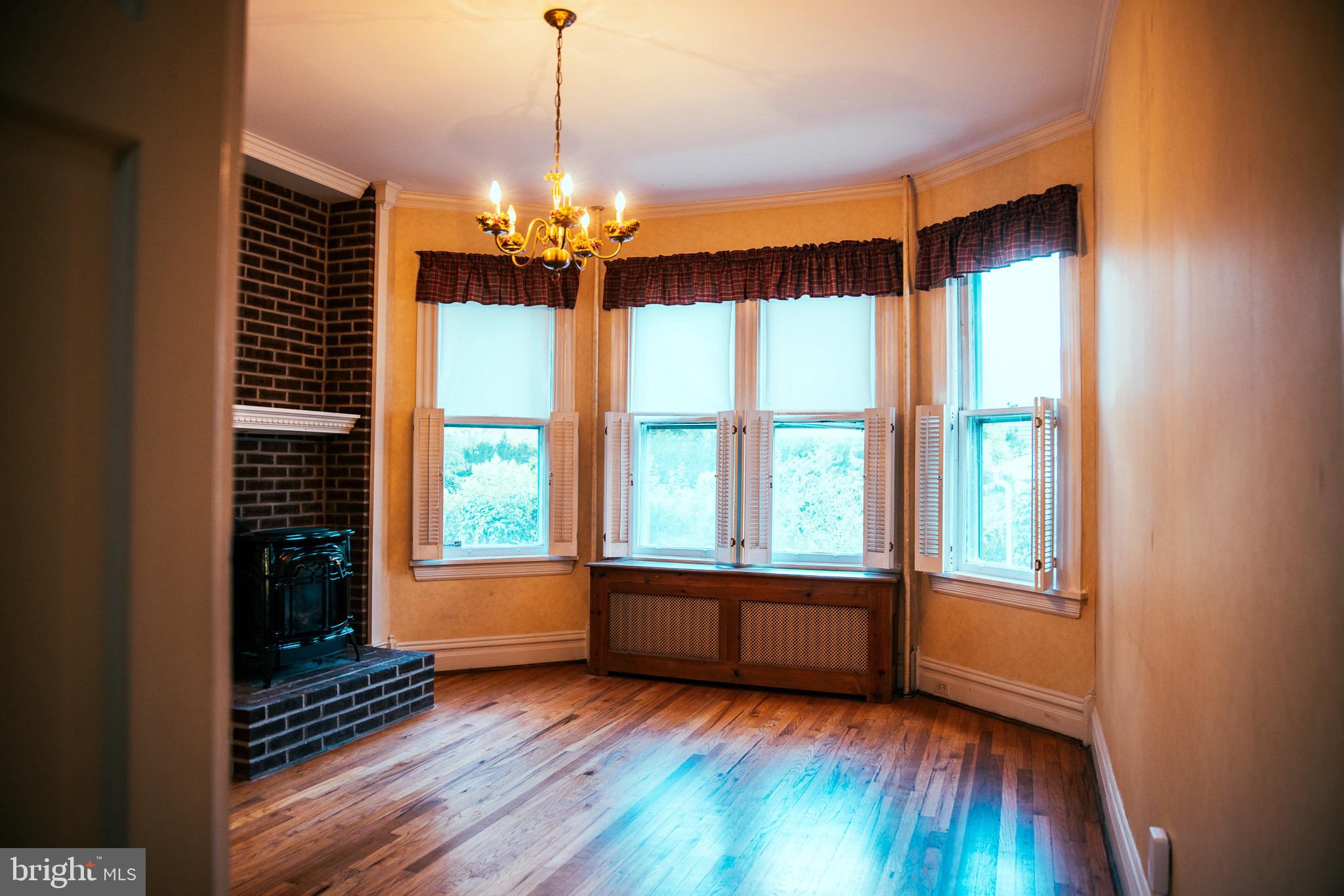 215 E Wall St