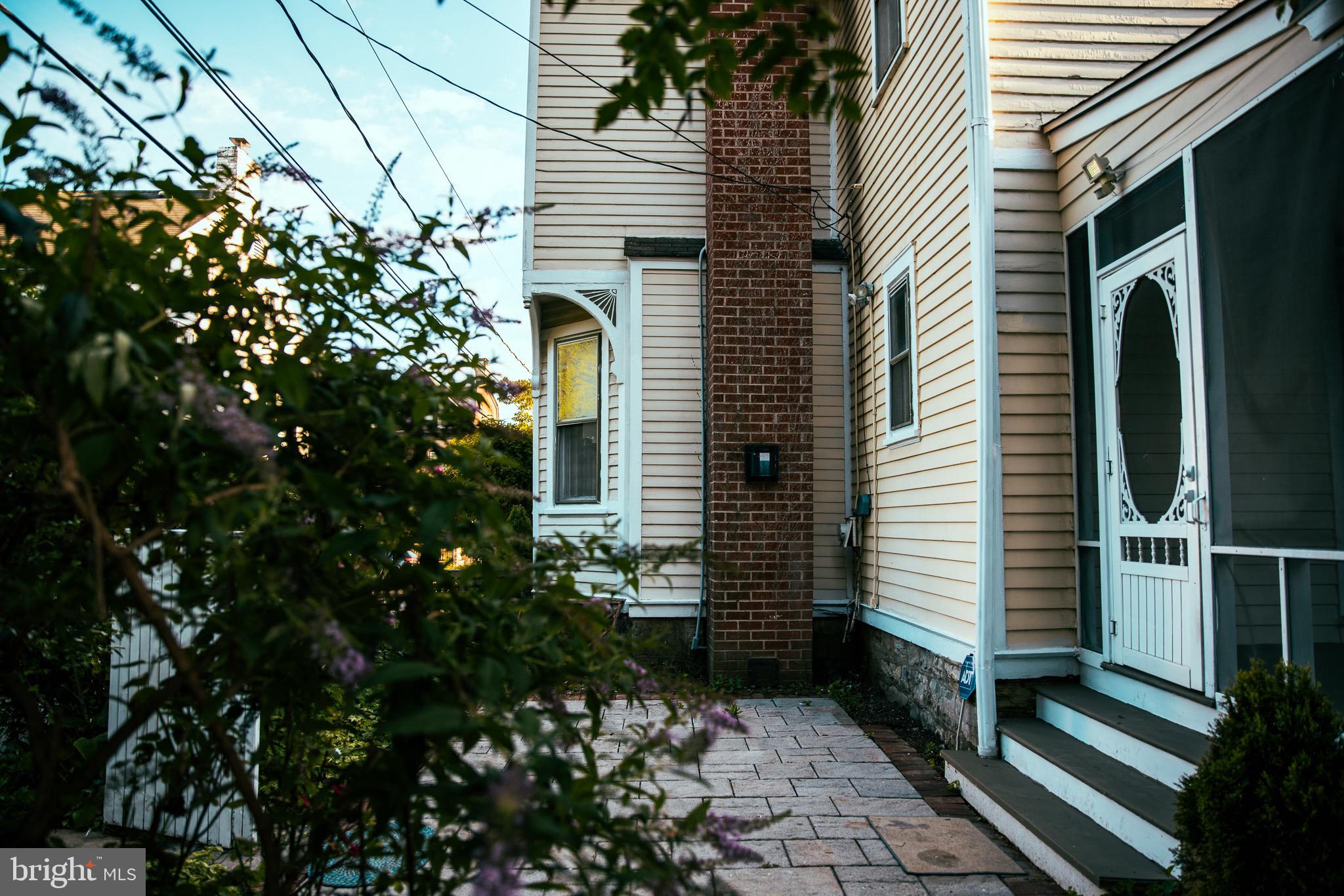 215 E Wall St