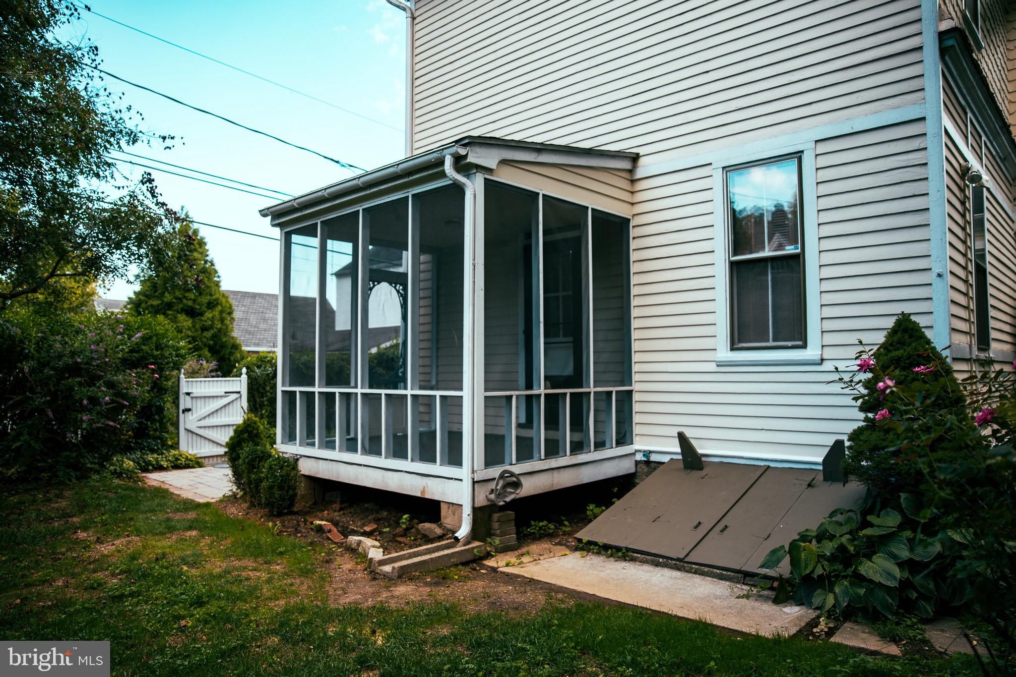 215 E Wall St
