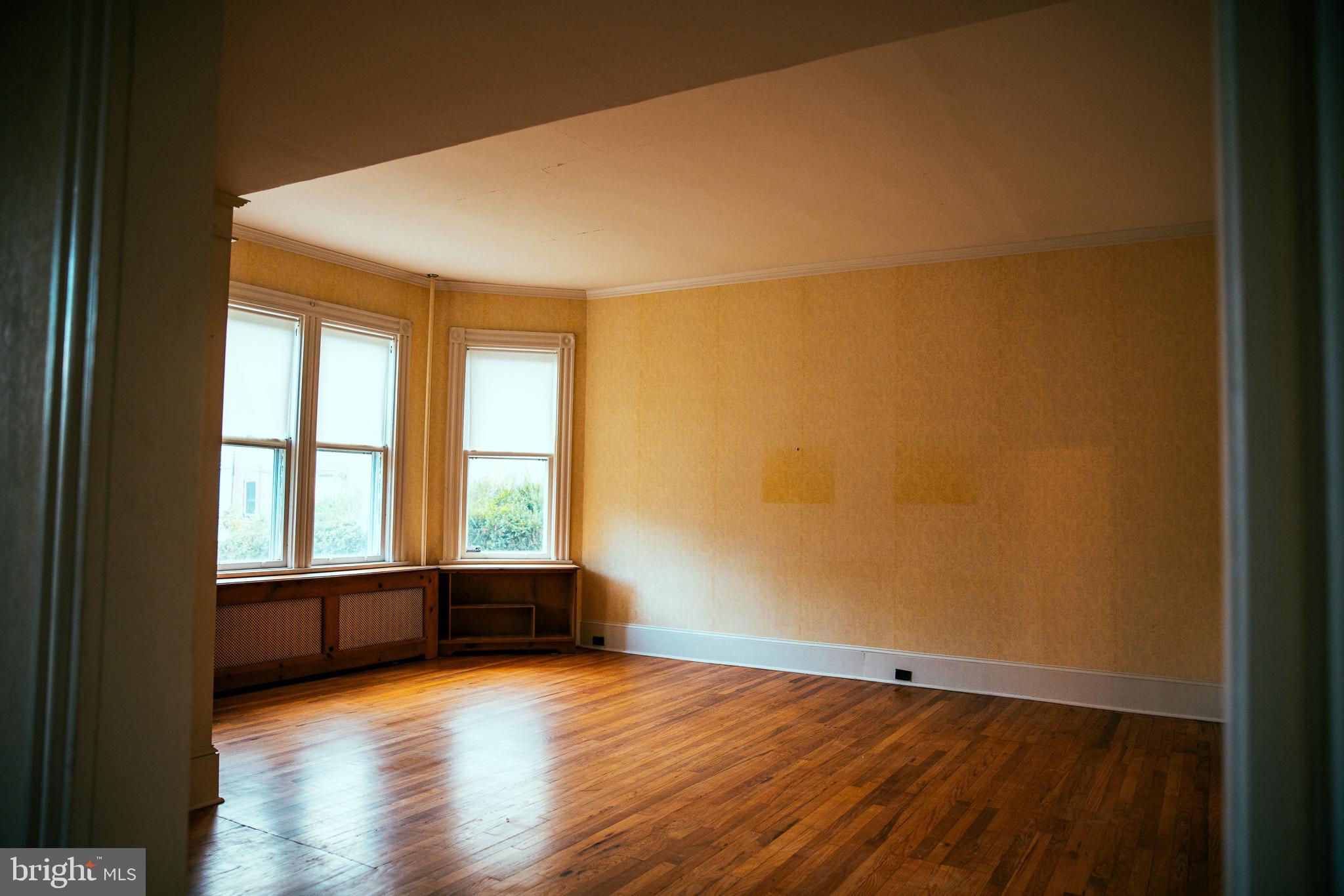 215 E Wall St