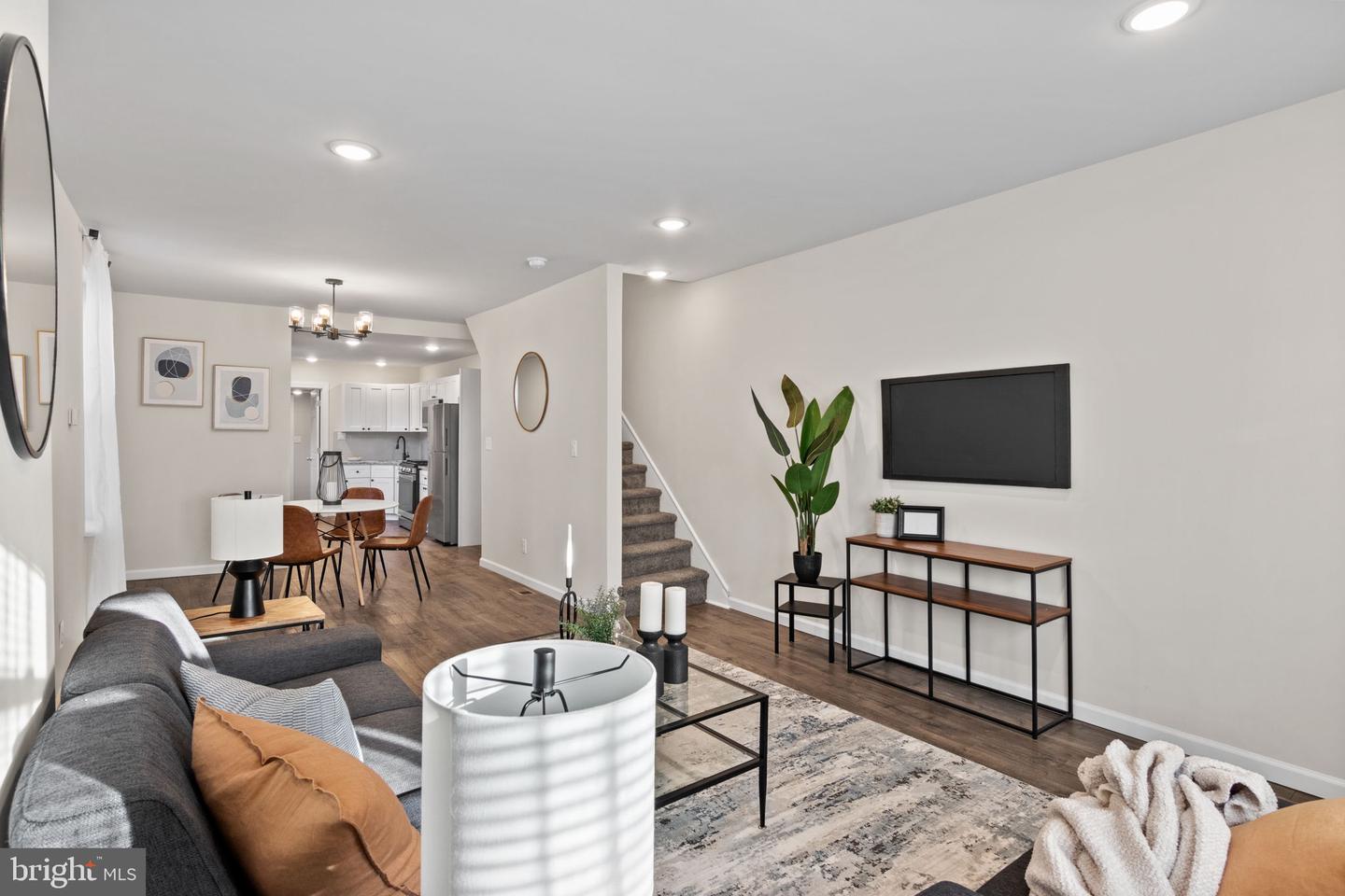 815 E Woodlawn Ave