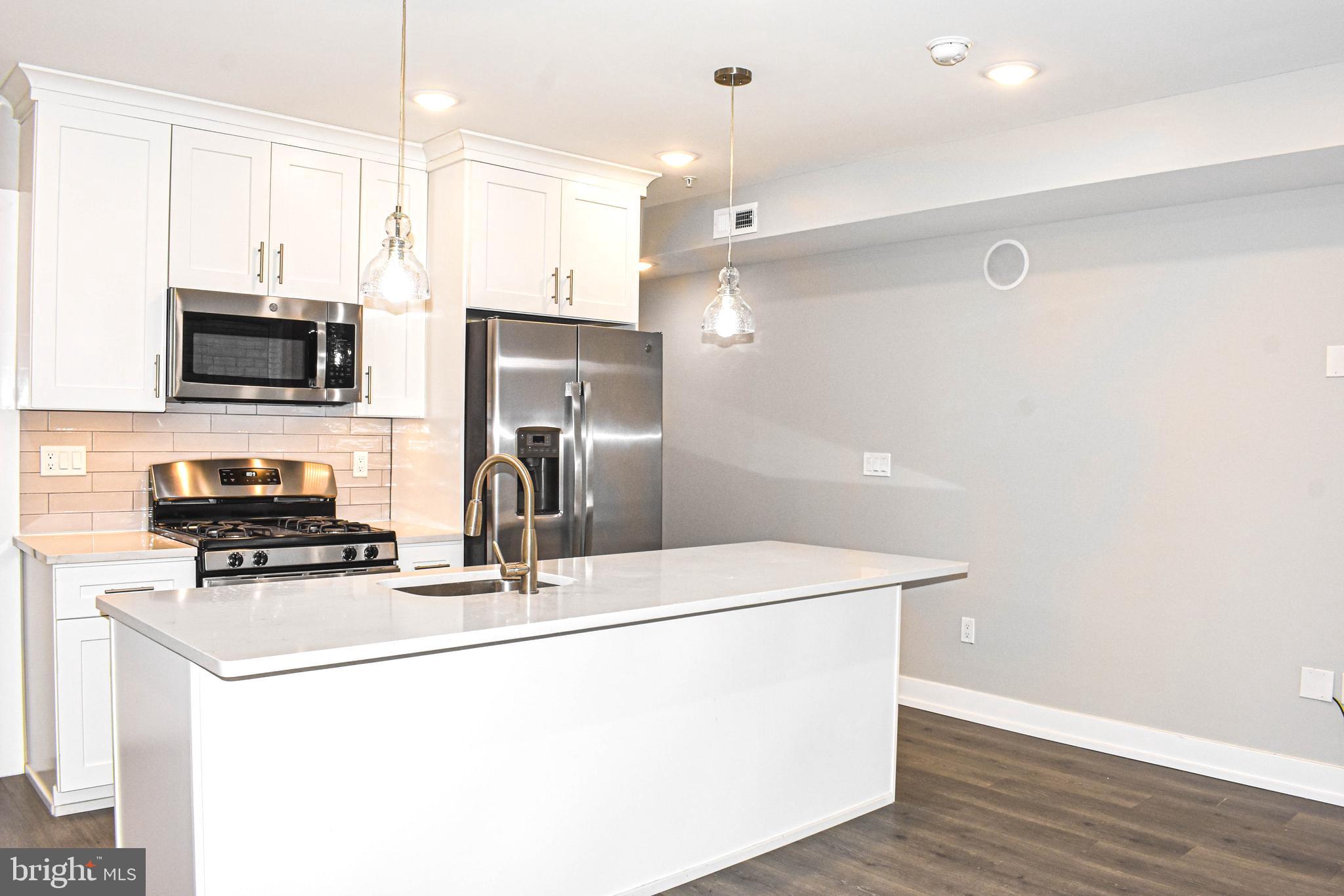 1517-23 N Stillman St